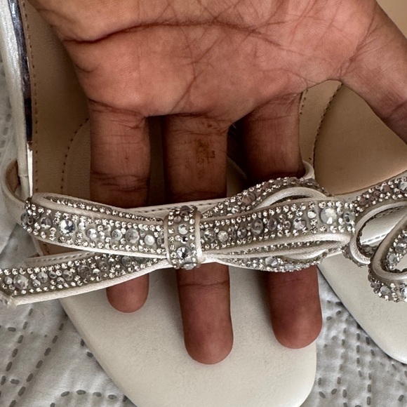 Elegant White Heeled Sandals with Bow Accent - Picture 7 of 8